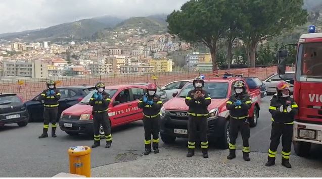 Omaggio dei vigili del fuoco ai medici dell'ospedale di Paola che lottano contro il coronavirus VIDEO