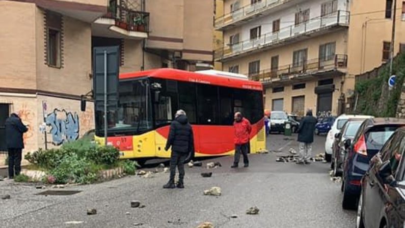 Maltempo, a Catanzaro si apre una voragine nell'asfalto e un autobus resta incastrato