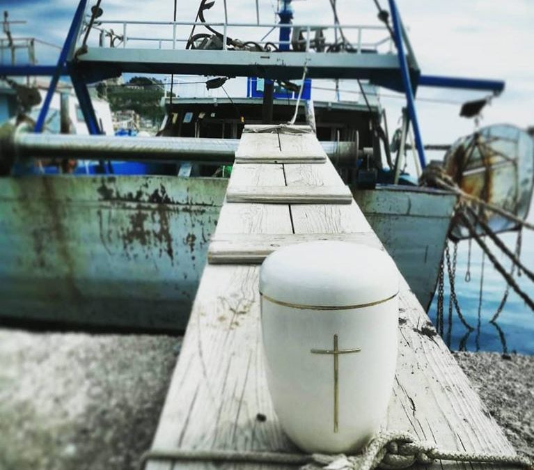 Le ceneri di Gianni Mazza in mare: la cerimonia del pescatore di San Lucido vittima del coronavirus