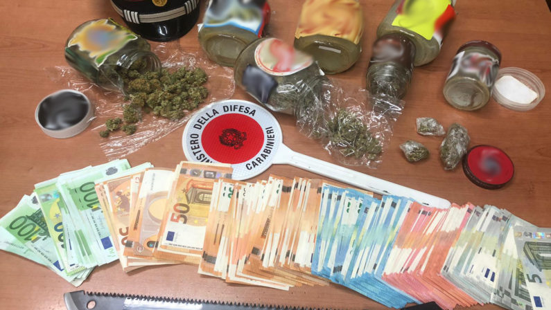 Droga e migliaia di euro in casa. Pusher 40enne arrestato