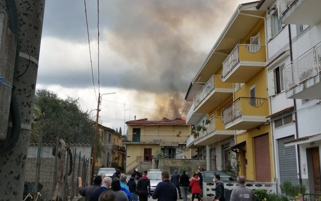 Dasà, in fiamme un palazzo in pieno centro urbano, distrutta una abitazione