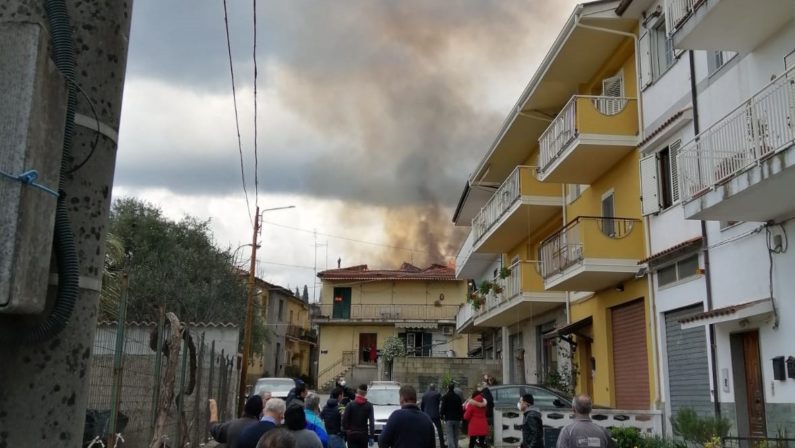 Dasà, in fiamme un palazzo in pieno centro urbano, distrutta una abitazione
