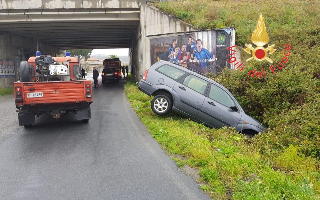 Sbanda con l’auto in un canale, intervento dei vigli del fuoco nel Catanzarese