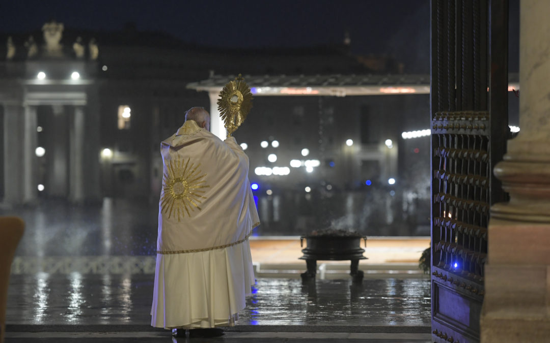 Papa Francesco durante la riflessione e la preghiera in piazza San Pietro