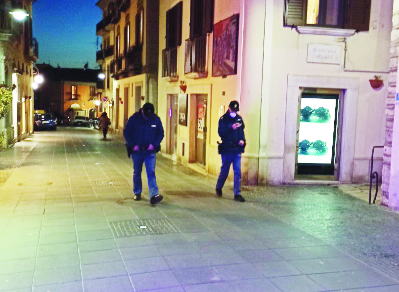 Pochi per strada ma non è il deserto: un giro fra le vie di Potenza, c’è chi fa la spesa e chi la fila davanti alla farmacia