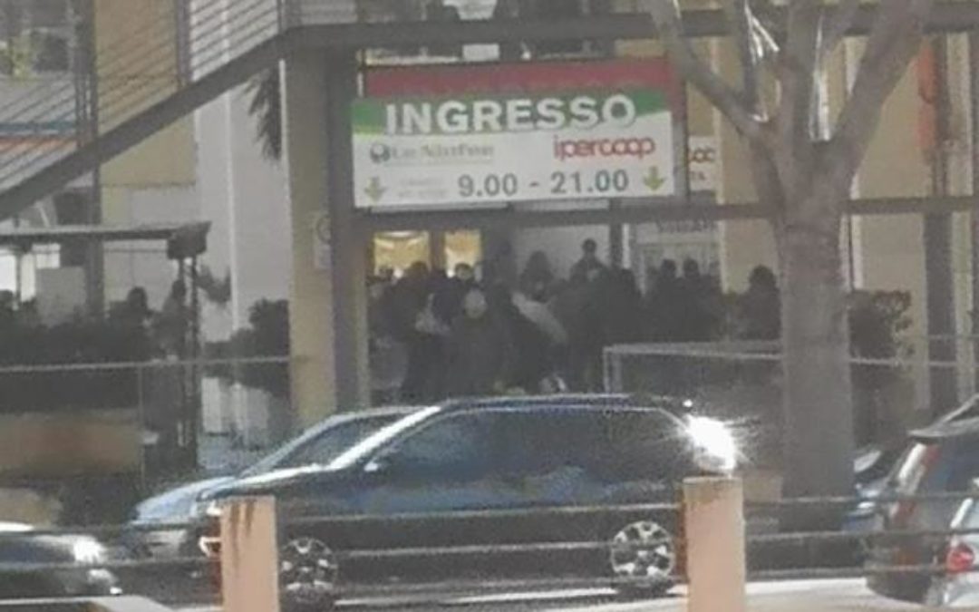 Folla davanti a un supermercato di Reggio Calabria