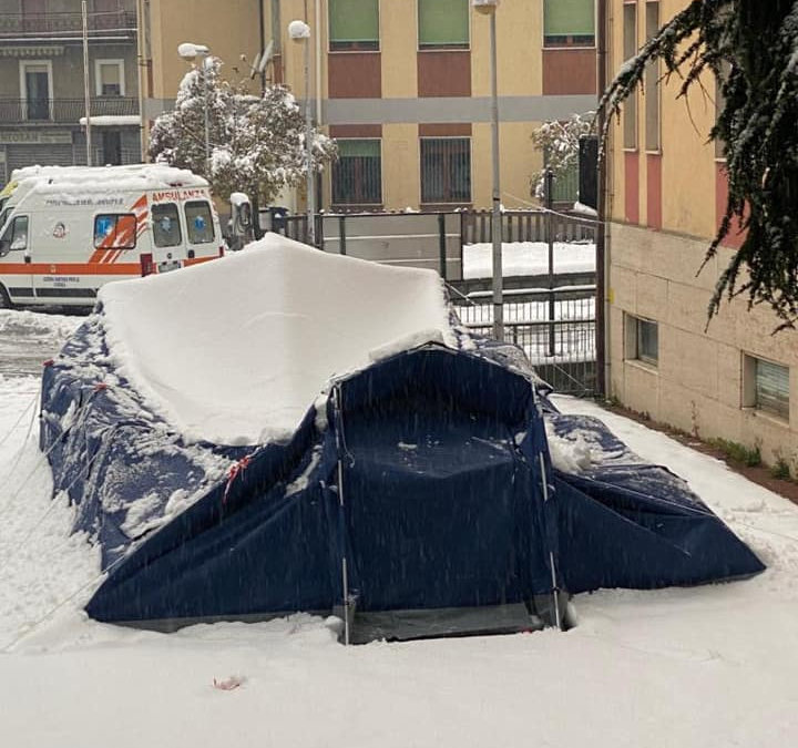 La tenda distrutta dalla neve a San Giovanni in Fiore