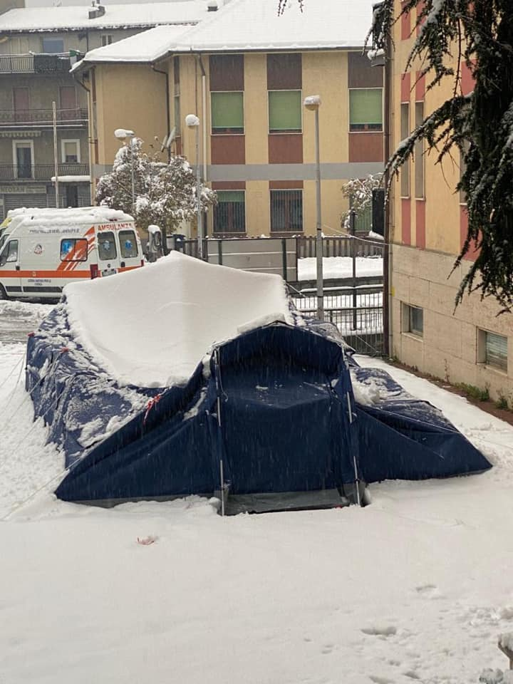 Troppa neve o troppo vento: distrutte le tende pre-triage agli ospedali di San Giovanni in Fiore e Paola