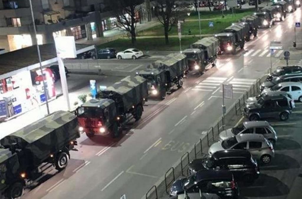 I camion dell'Esercito carichi di bare