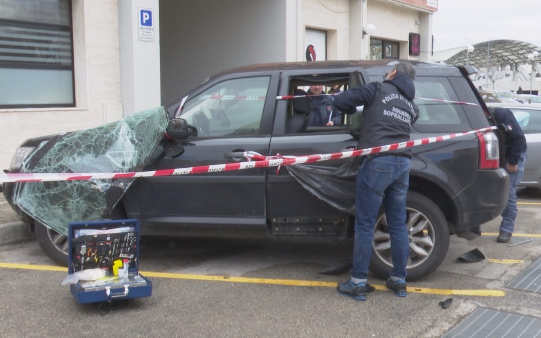 L'auto distrutta dall'esplosione