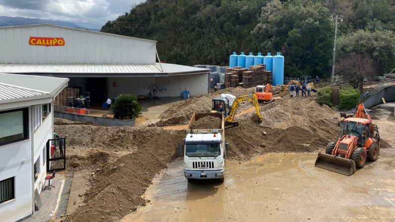 Bomba d'acqua nel Vibonese, iniziata la conta dei danni. Callipo ferma temporaneamente la produzione