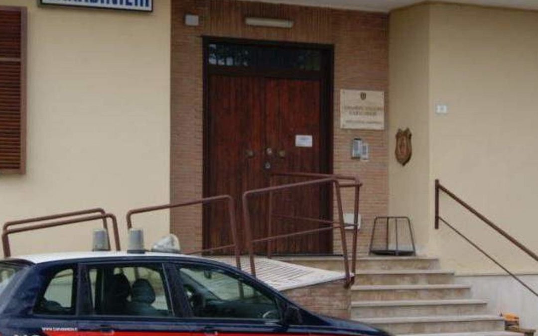 In giro senza patente e assicurazione e con un coltetto nascosto in auto, fermato 40enne