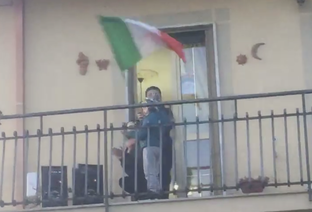 Coronavirus, anche nel Catanzarese si canta dal balcone per combattere l’isolamento – VIDEO