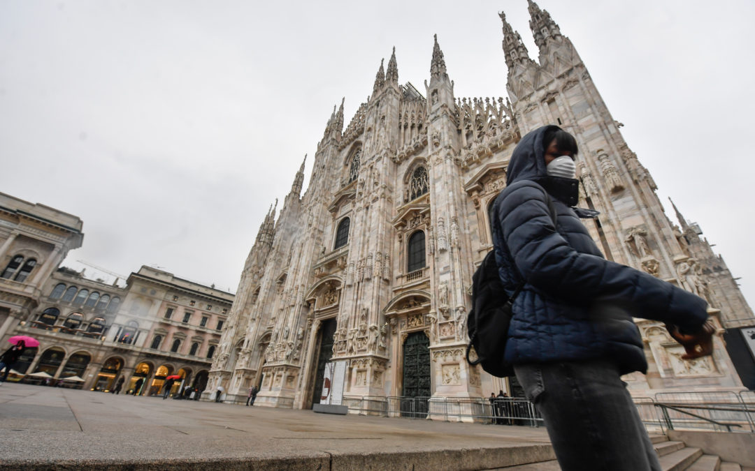 Una persona con la mascherine al Duomo di Milano