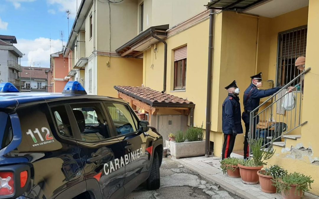 Grottamianrda, anziana sola chiede aiuto ai carabinieri che le offrono la spesa e le tengono compagnia