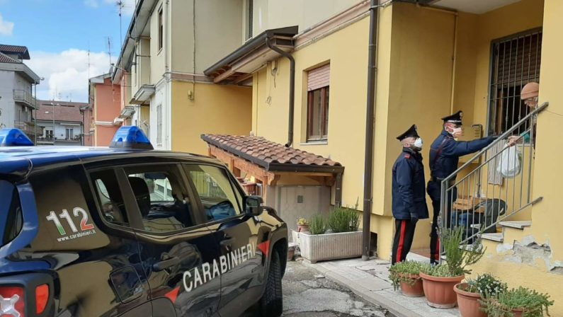 Grottamianrda, anziana sola chiede aiuto ai carabinieri che le offrono la spesa e le tengono compagnia