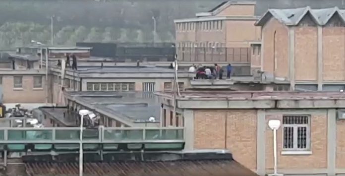 Salerno, vietati i colloqui in carcere: scoppia la rivolta