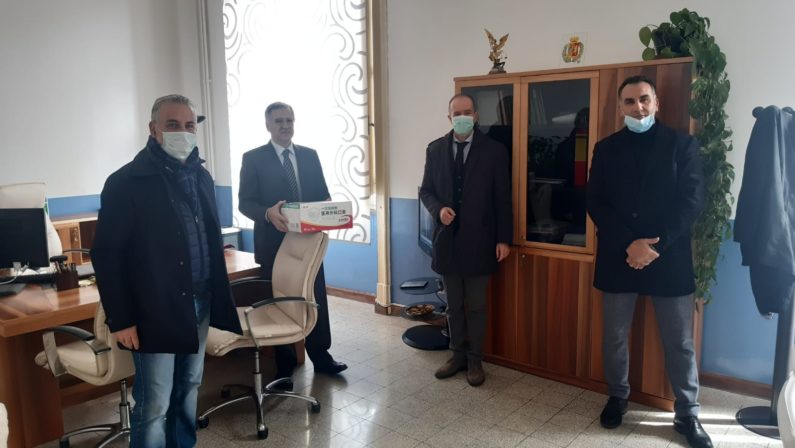 Coronavirus, sindacati di polizia consegnano 150 mascherine al questore di Catanzaro