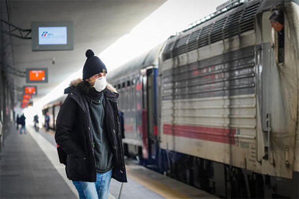 BARBA E CAPELLI – Norme Covid sui treni? Diverse per ricchi e poveri: l’emblema di un Paese con un piede in due ciabatte