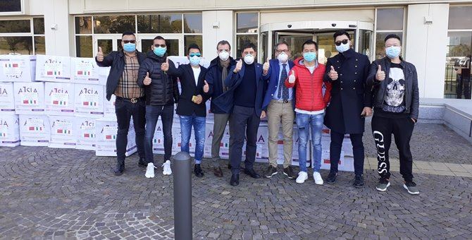 Coronavirus, imprenditori cinesi regalano 1600 tute alla Regione Calabria
