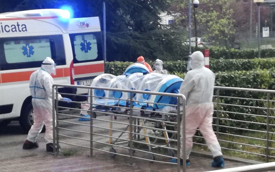 Ieri 4 ambulanze del 118 hanno trasportato i pazienti al San Carlo (due in malattie infettive, uno in pneumologia) con barelle biocontenitive