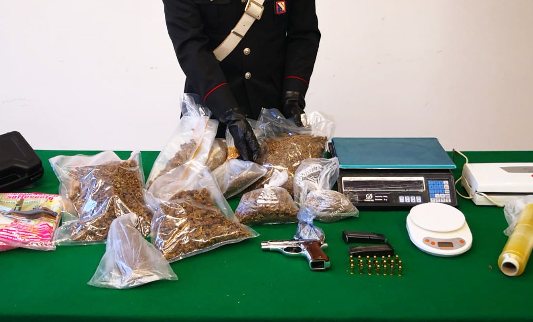 Pistola pronta a fare fuoco e droga nei loro box auto, arrestati zio e nipote