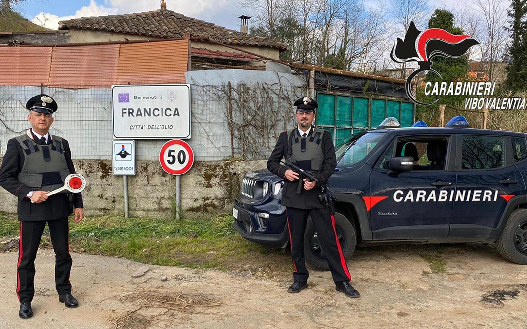 Approfitta dell’emergenza coronavirus per svaligiare una salumeria, denunciato un 22enne
