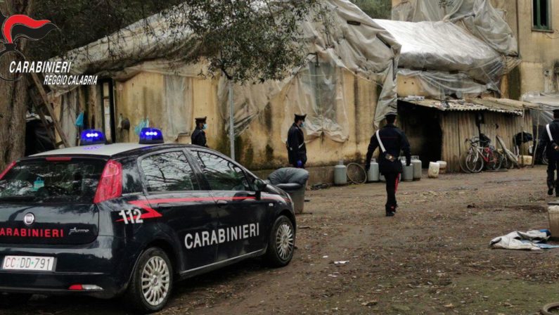 Spaccio nella tendopoli dei migranti, arrestato anche un impiegato del porto di Gioia Tauro