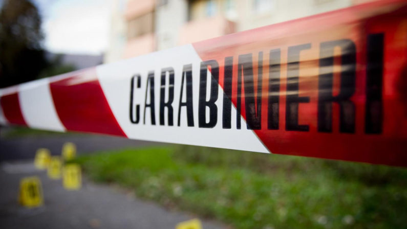 Giallo nell'Avellinese, 49enne trovato morto nelle scale