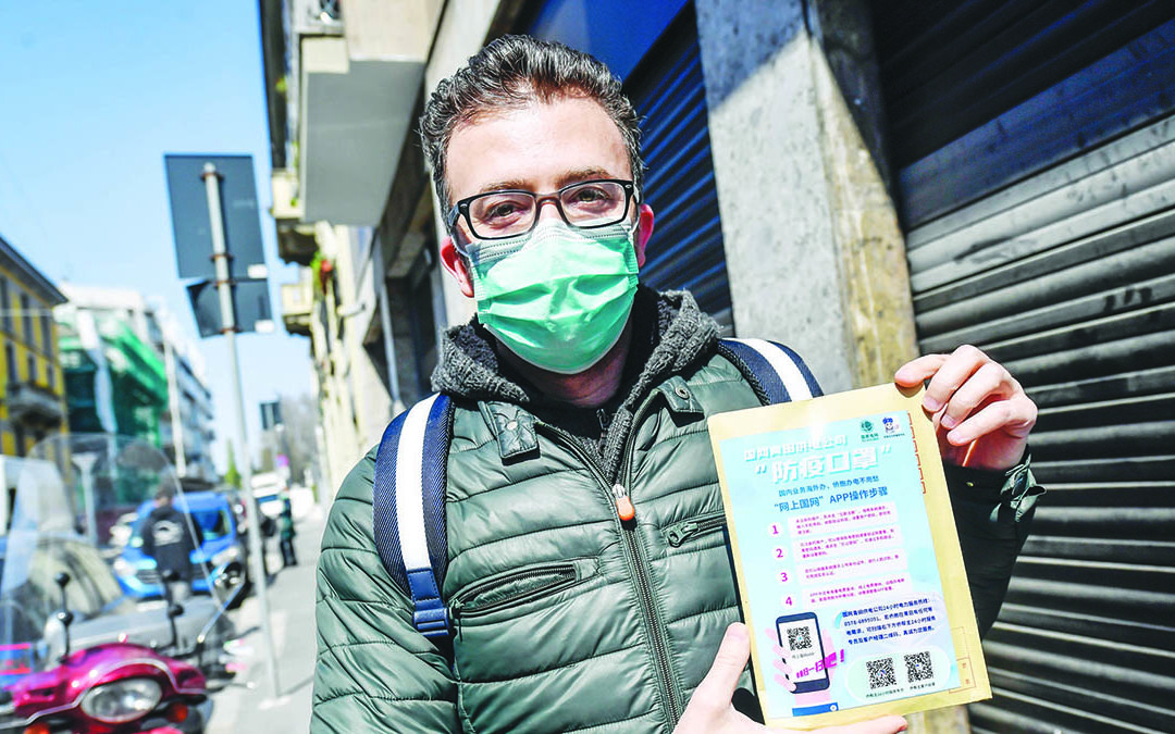Comunità cinese distribuisce gratuitamente un pacco da 10 mascherine ai milanesi