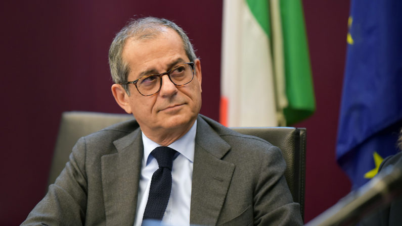 L'ex ministro Giovanni Tria: «È uno shock economico, l’Italia non abbia paura di fare più debito» 