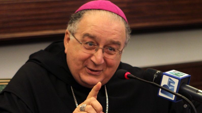 Mons. Fiorini Morosini: «La società riparta dalla regolarizzazione degli immigrati»