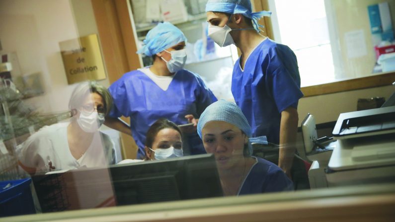I pazienti contagiati nelle Rsa e gli infermieri cambiano residenza