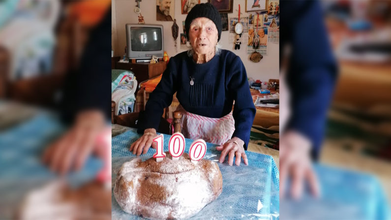 Briatico, compie 100 anni ma non può festeggiare per l'emergenza Coronavirus, la comunità le regala dei fiori 