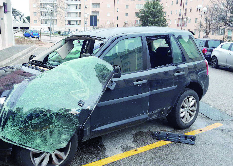 L’auto di Cifarelli distrutta dall’esplosivo