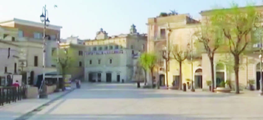 Piazza Vittorio Veneto a Matera vuota nel giorno di Pasqua