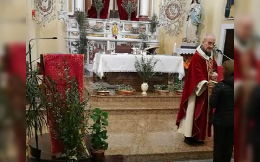 Il sacerdote durante la celebrazione della messa