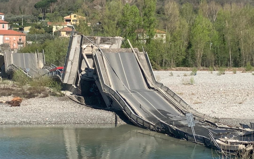 Il ponte crollato e un veicolo coinvolto (Foto Twitter)
