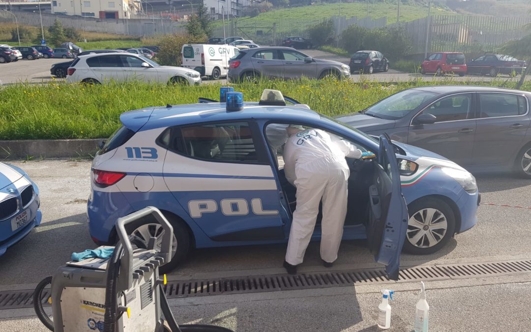 La sanificazione delle auto della polizia