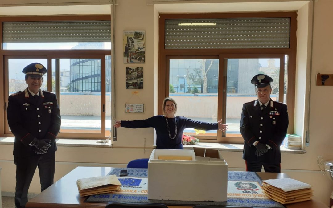 Carabinieri supportano scuola elementare nella consegna di notebook per lezioni a distanza