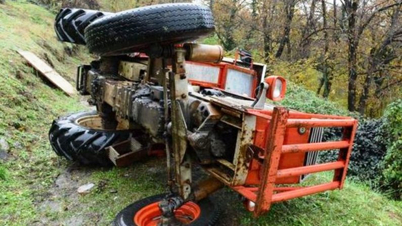 Sala Consilina, muore schiacciato dal suo trattore