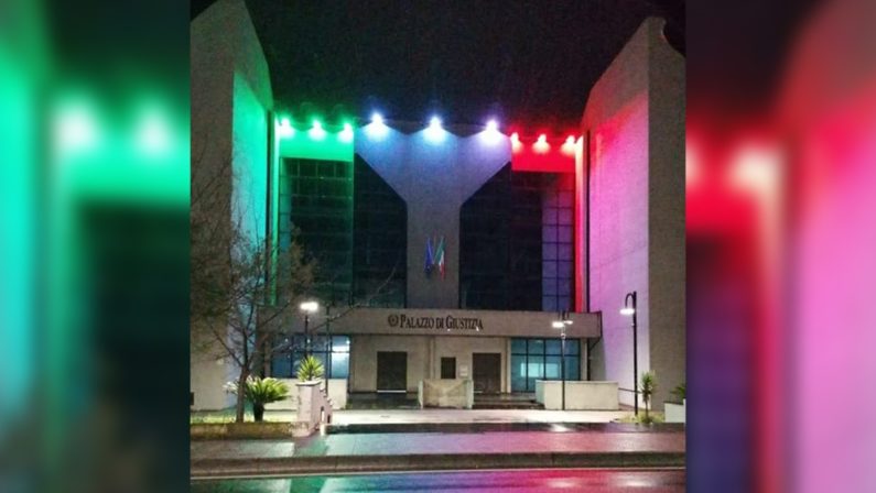 Vibo Valentia, il nuovo palazzo di giustizia illuminato con il tricolore