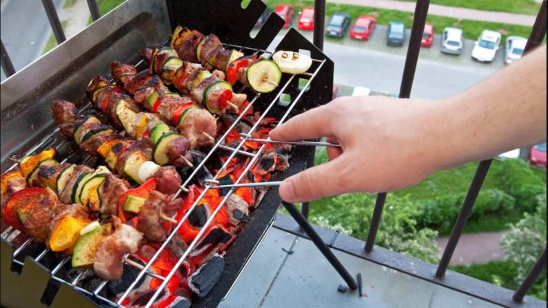 Pasqua e Pasquetta in casa ma rispettando le tradizioni: e il barbecue si sposta sul balcone