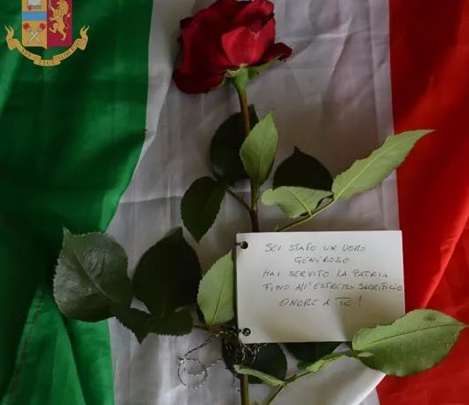 Vibo Valentia rende onore al poliziotto morto a Napoli: il ricordo commosso del questore e un toccante bigliettino “anonimo” – VIDEO