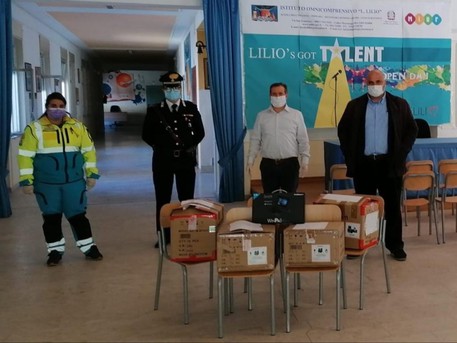 I tablet per la didattica a distanza consegnati dai carabinieri agli studenti di Cirò