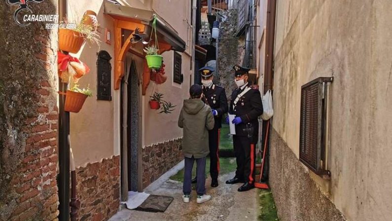 I carabinieri consegnano ai bambini di San Giorgio Morgeto i computer messi a disposizione dalla scuola