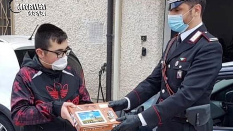 Coronavirus, i carabinieri distribuiscono tablet agli studenti di Rende