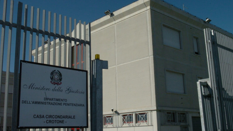 Tentano di evadere dal carcere di Crotone confondendosi coi parenti in visita: bloccati