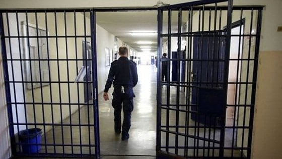 Prete porta cellulari in carcere