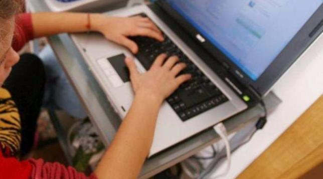 Bimbo di 9 anni trovato impiccato, sequestrati computer e telefoni